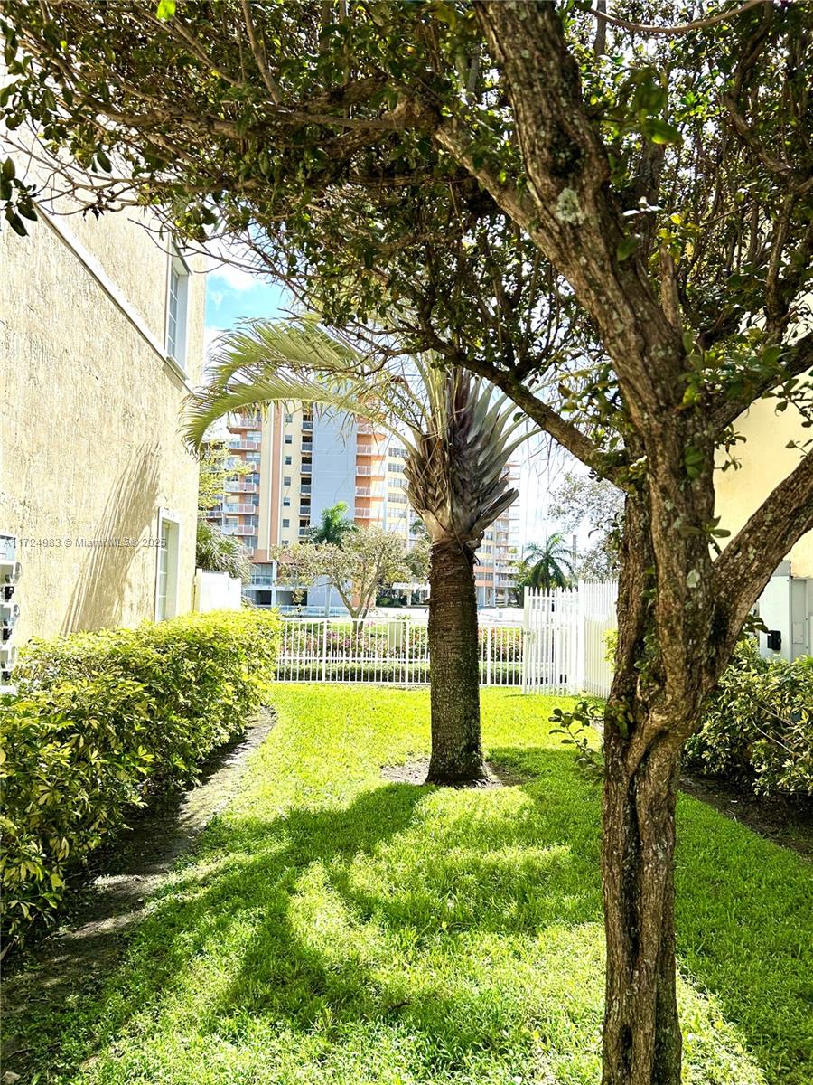 AQUA VISTA TOWNHOMES COND - Residential