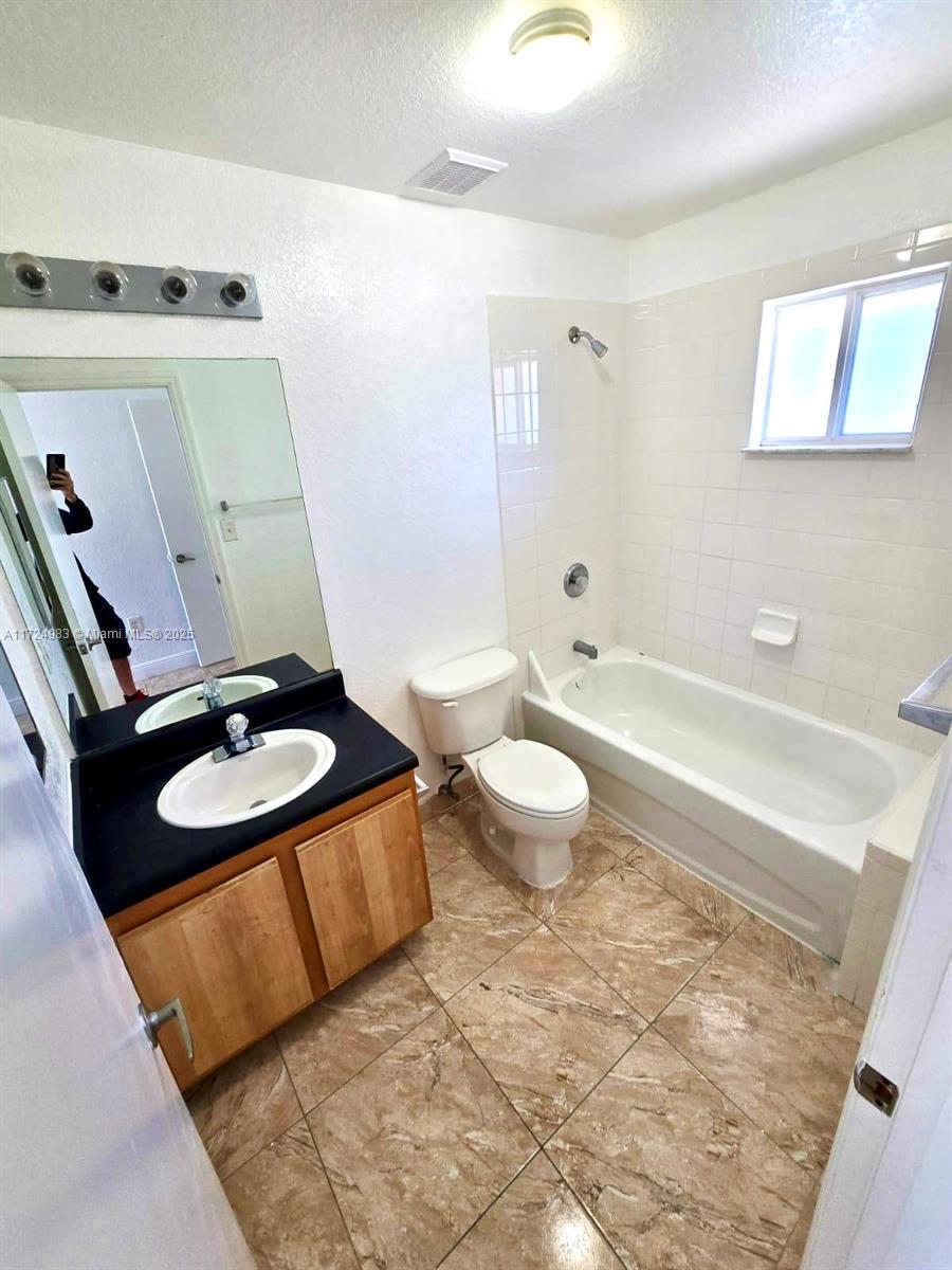 AQUA VISTA TOWNHOMES COND - Residential