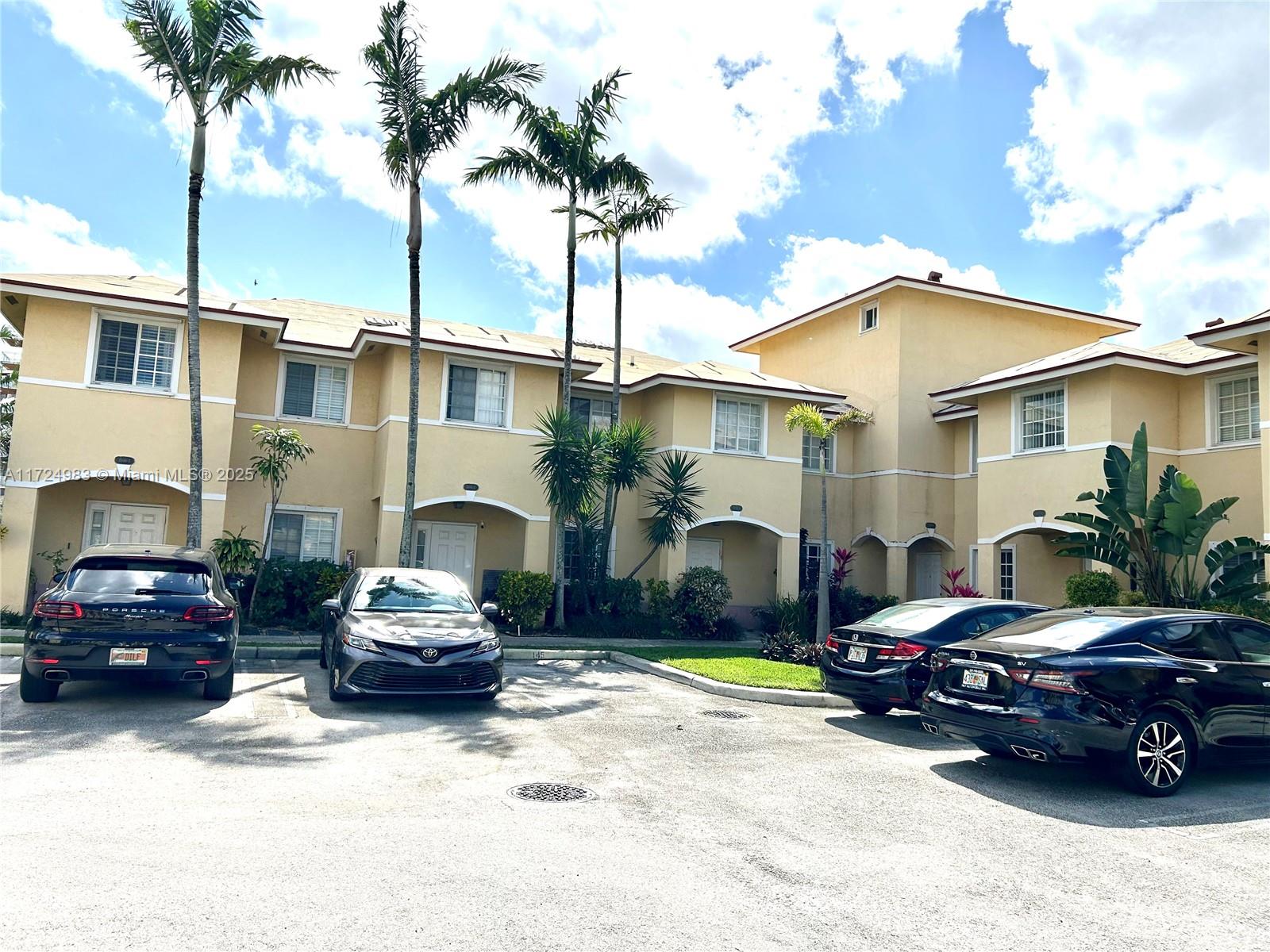 AQUA VISTA TOWNHOMES COND - Residential