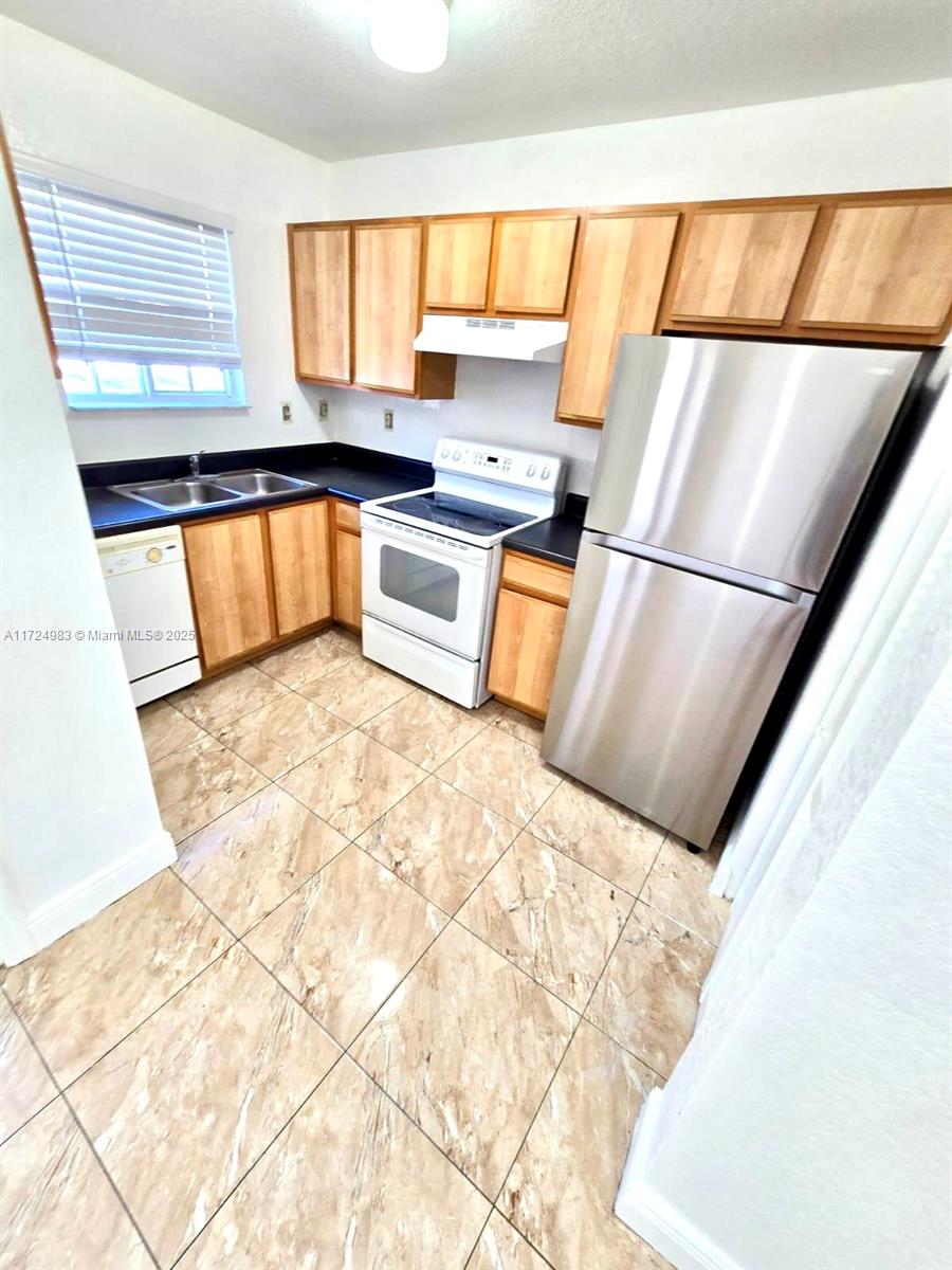 AQUA VISTA TOWNHOMES COND - Residential