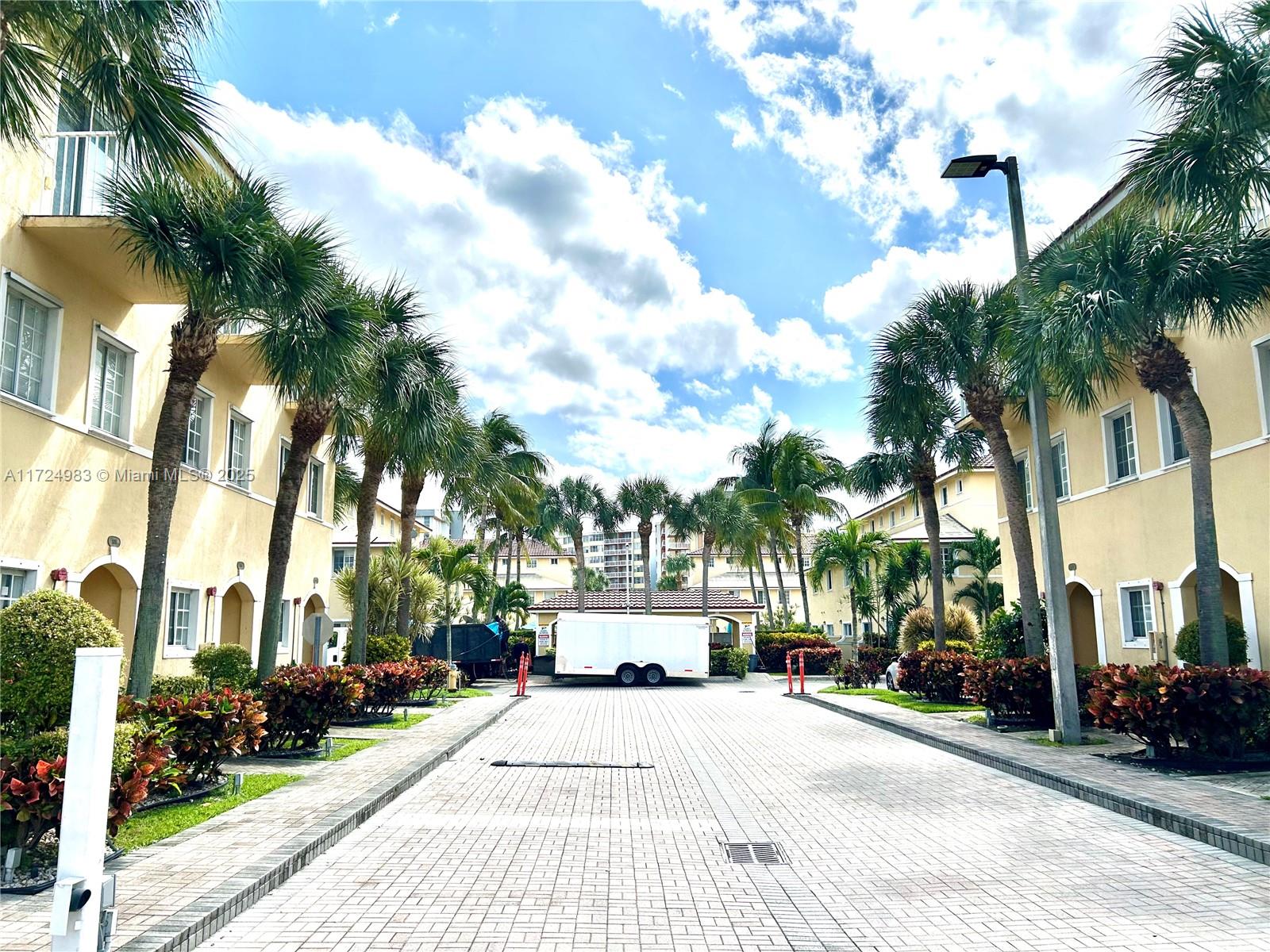 AQUA VISTA TOWNHOMES COND - Residential