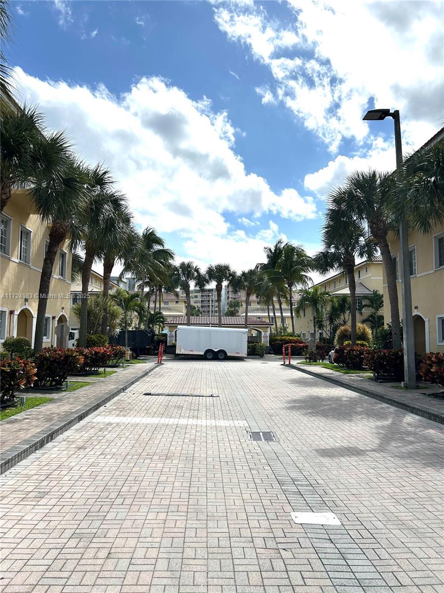 AQUA VISTA TOWNHOMES COND - Residential