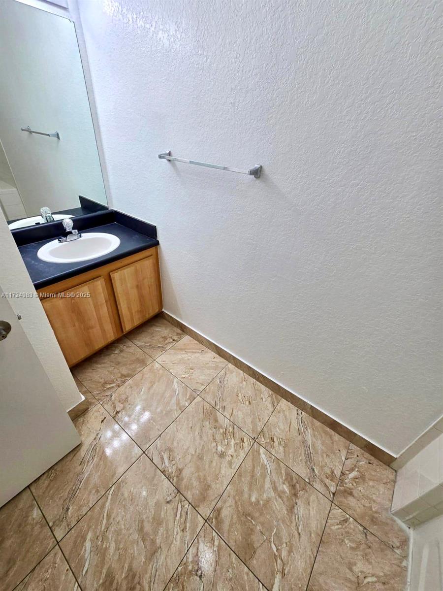 AQUA VISTA TOWNHOMES COND - Residential