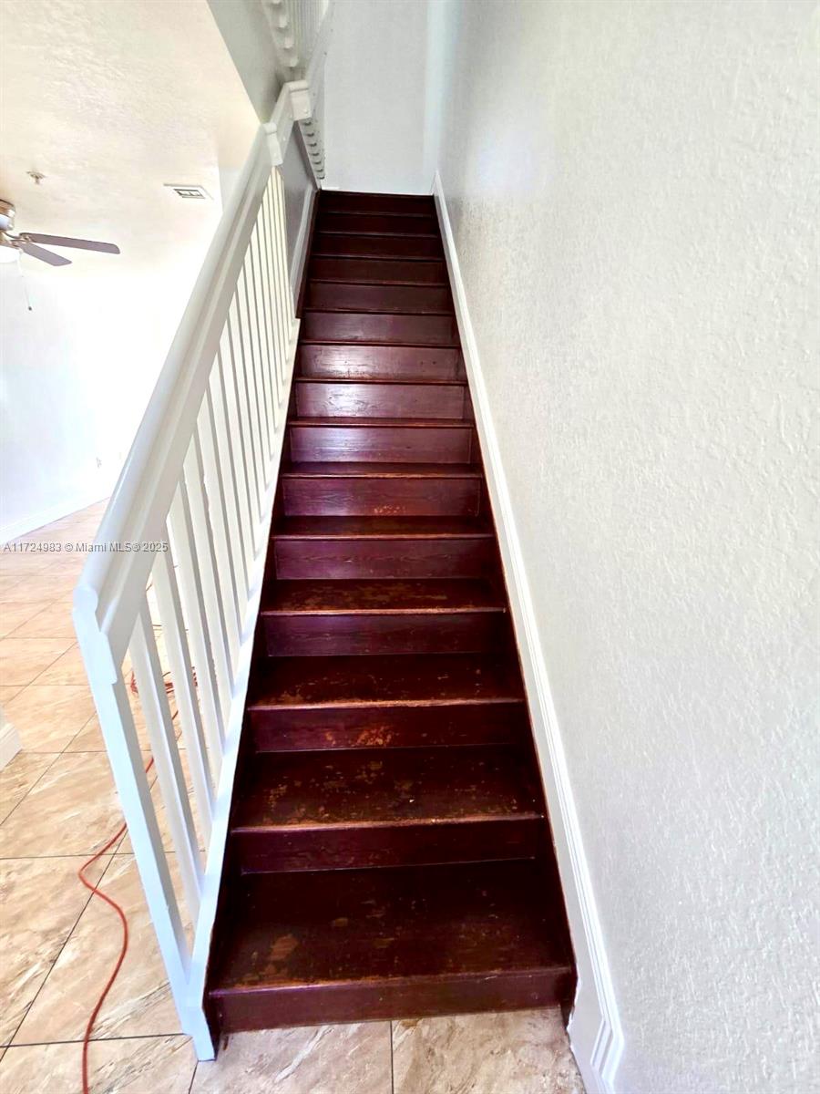 AQUA VISTA TOWNHOMES COND - Residential