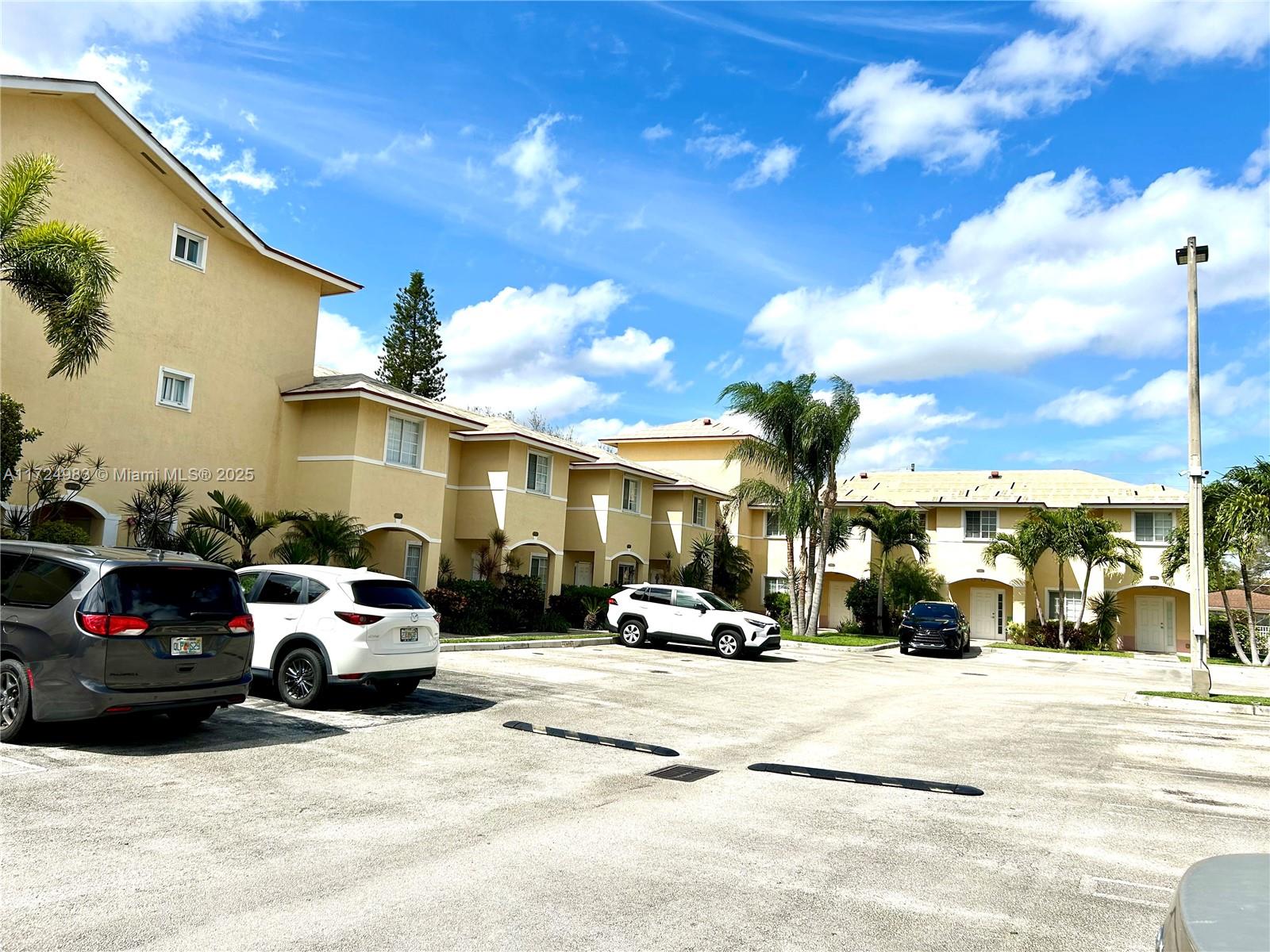 AQUA VISTA TOWNHOMES COND - Residential