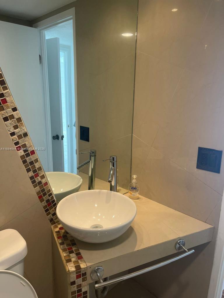 BUCKLEY TOWERS CONDO - EA - Residential Lease