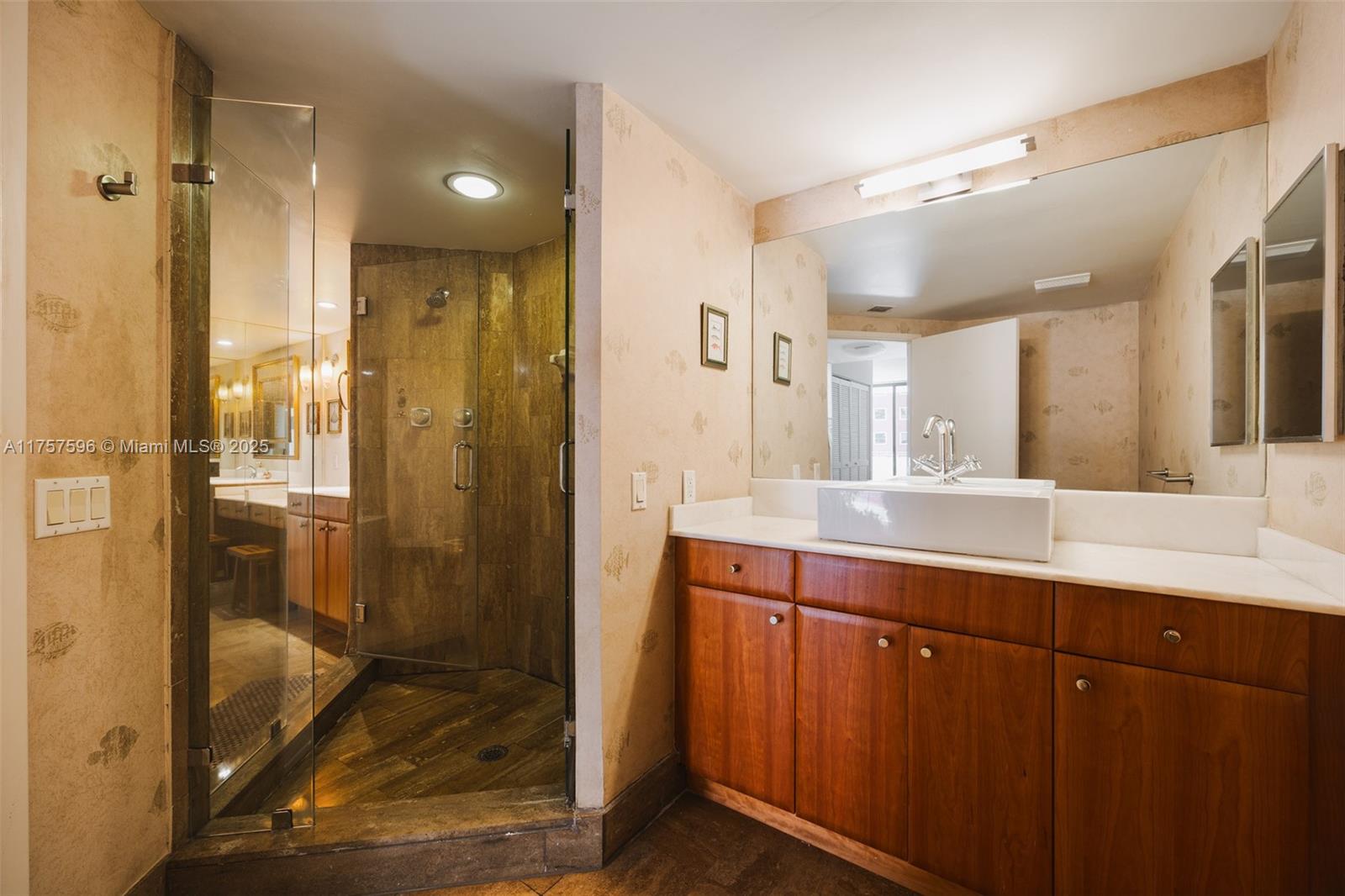 VILLA REGINA CONDO - Residential