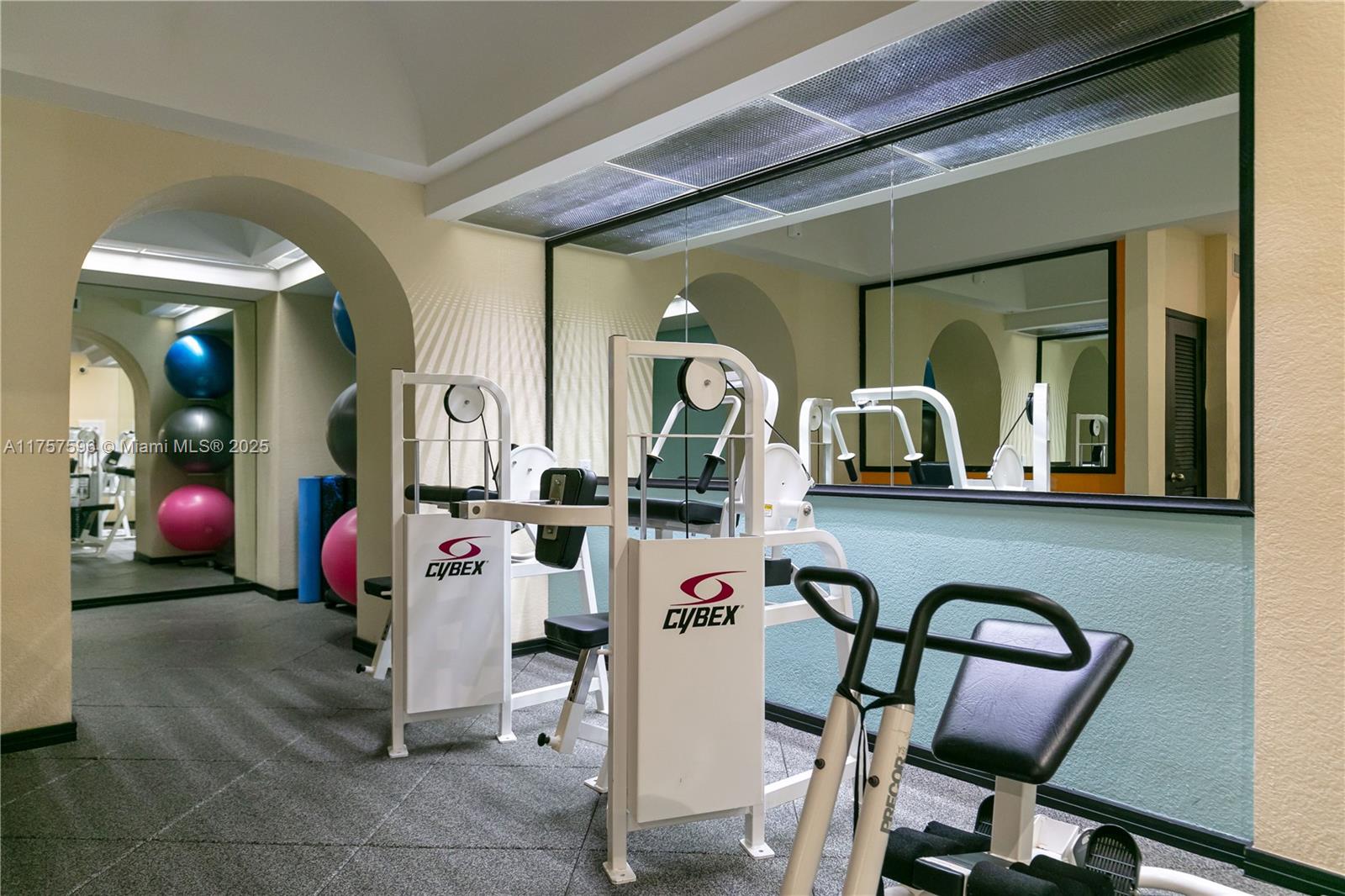 VILLA REGINA CONDO - Residential