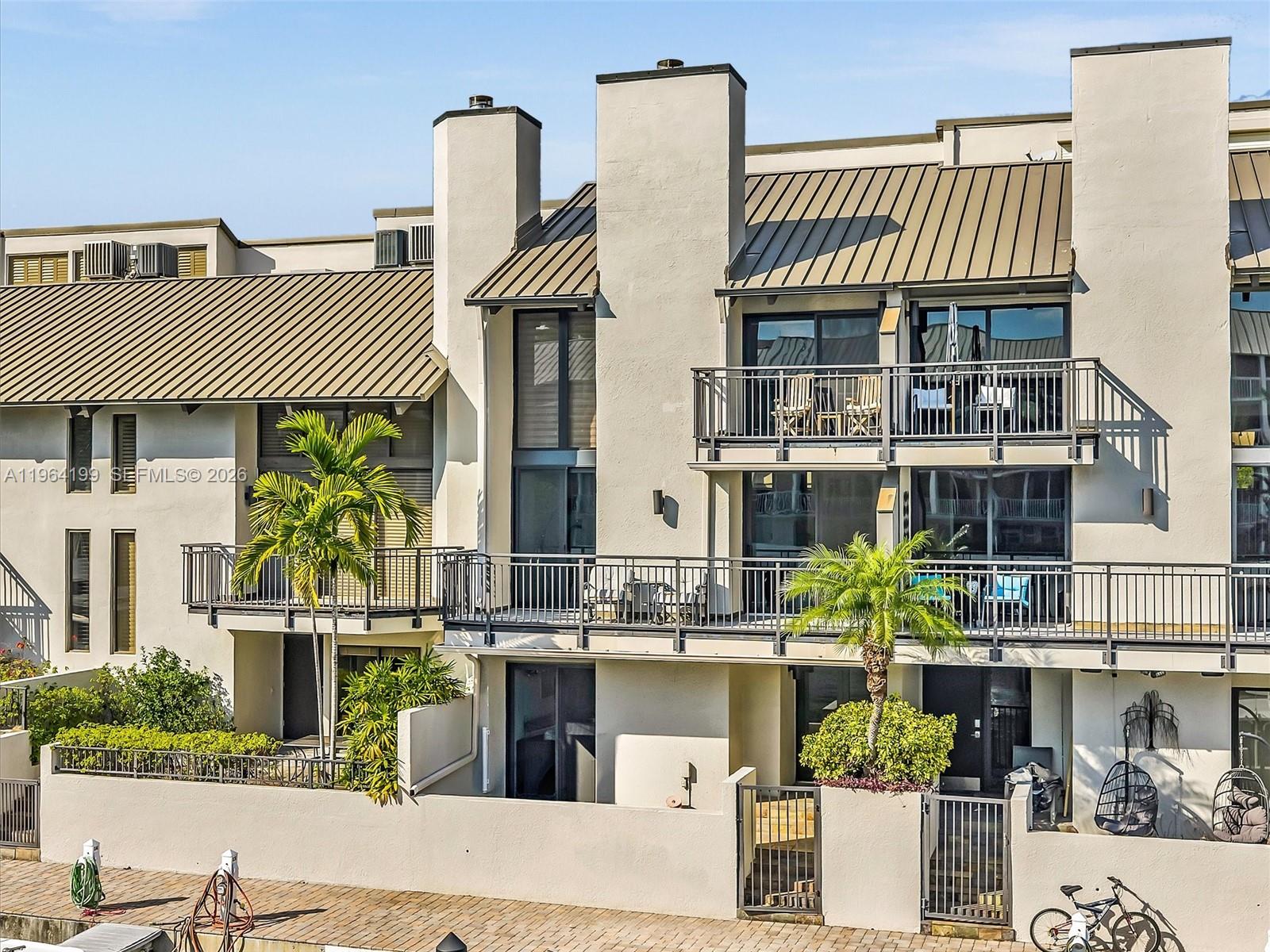 PORTSIDE YACHT CLUB - Residential