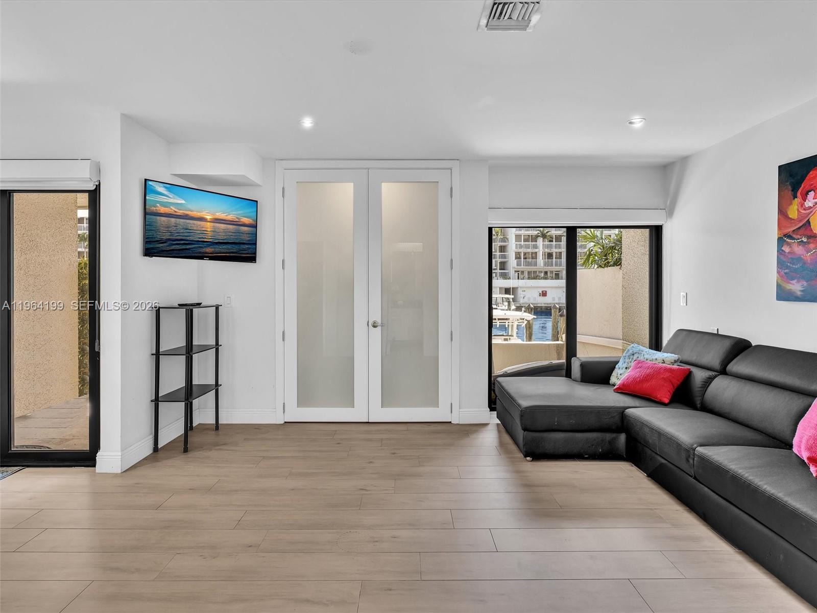 PORTSIDE YACHT CLUB - Residential