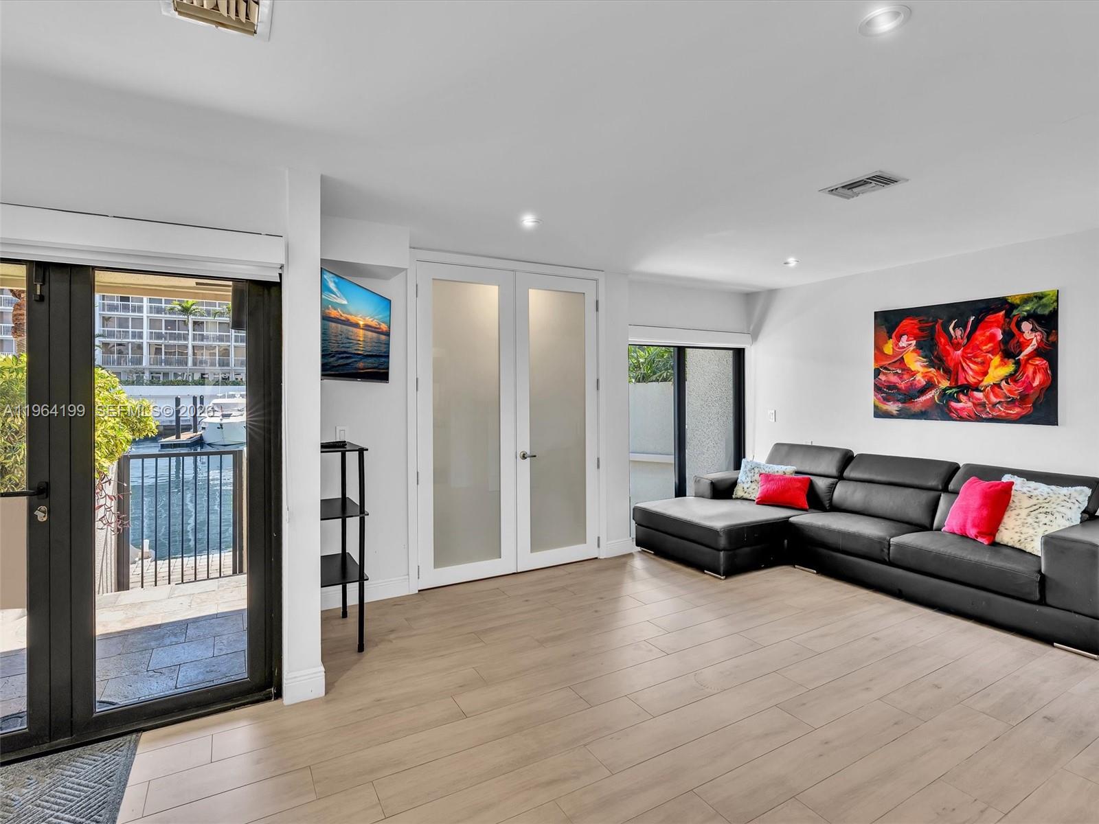 PORTSIDE YACHT CLUB - Residential