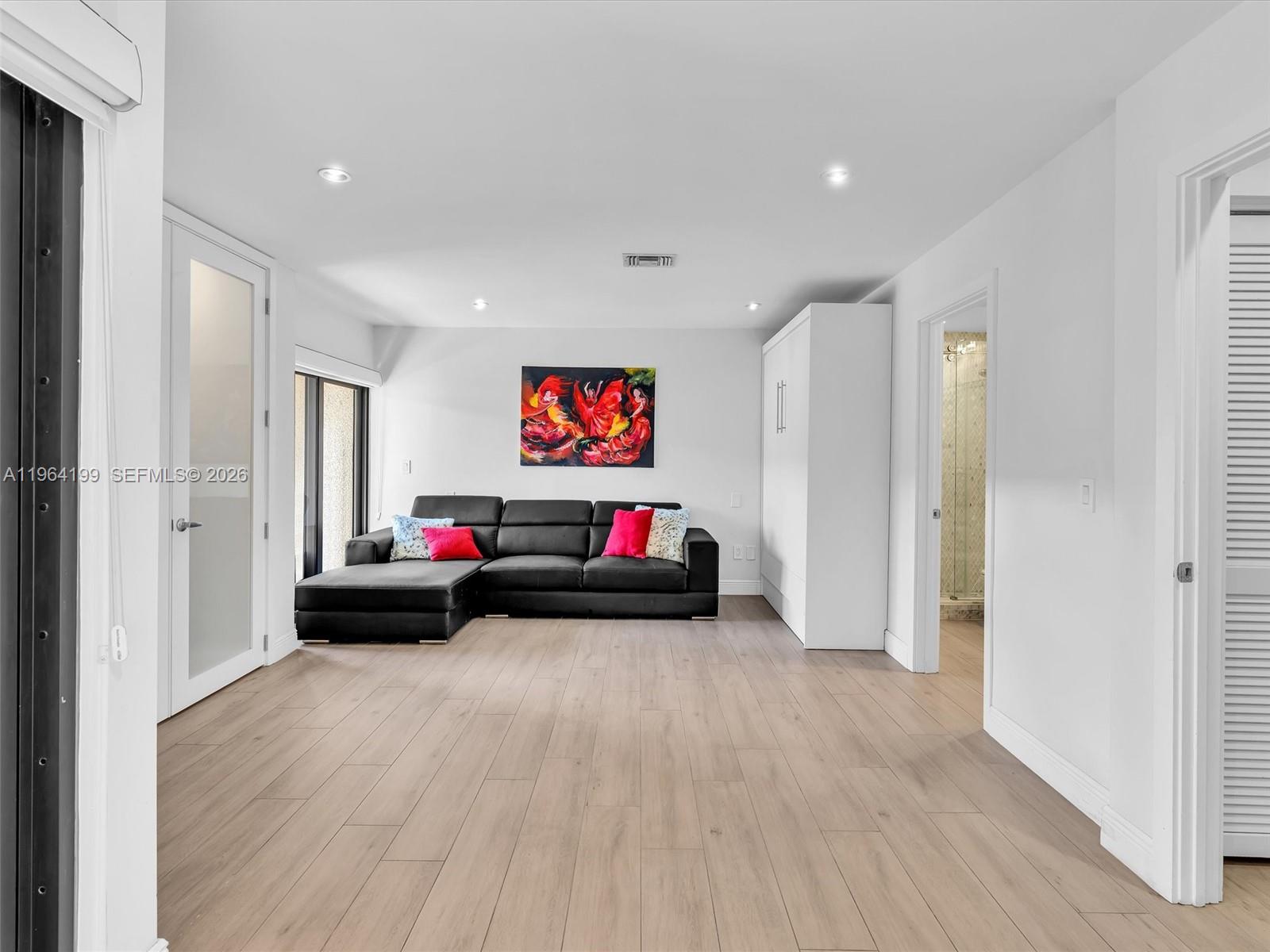 PORTSIDE YACHT CLUB - Residential