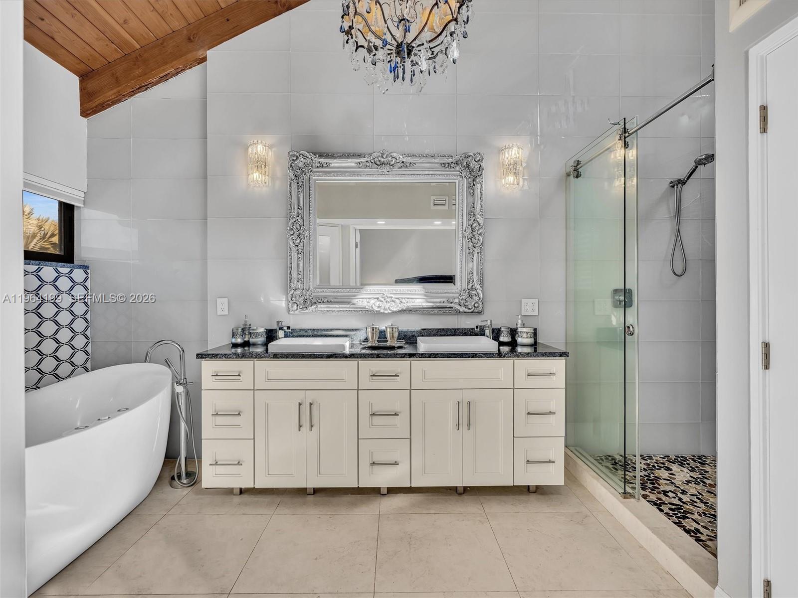 PORTSIDE YACHT CLUB - Residential