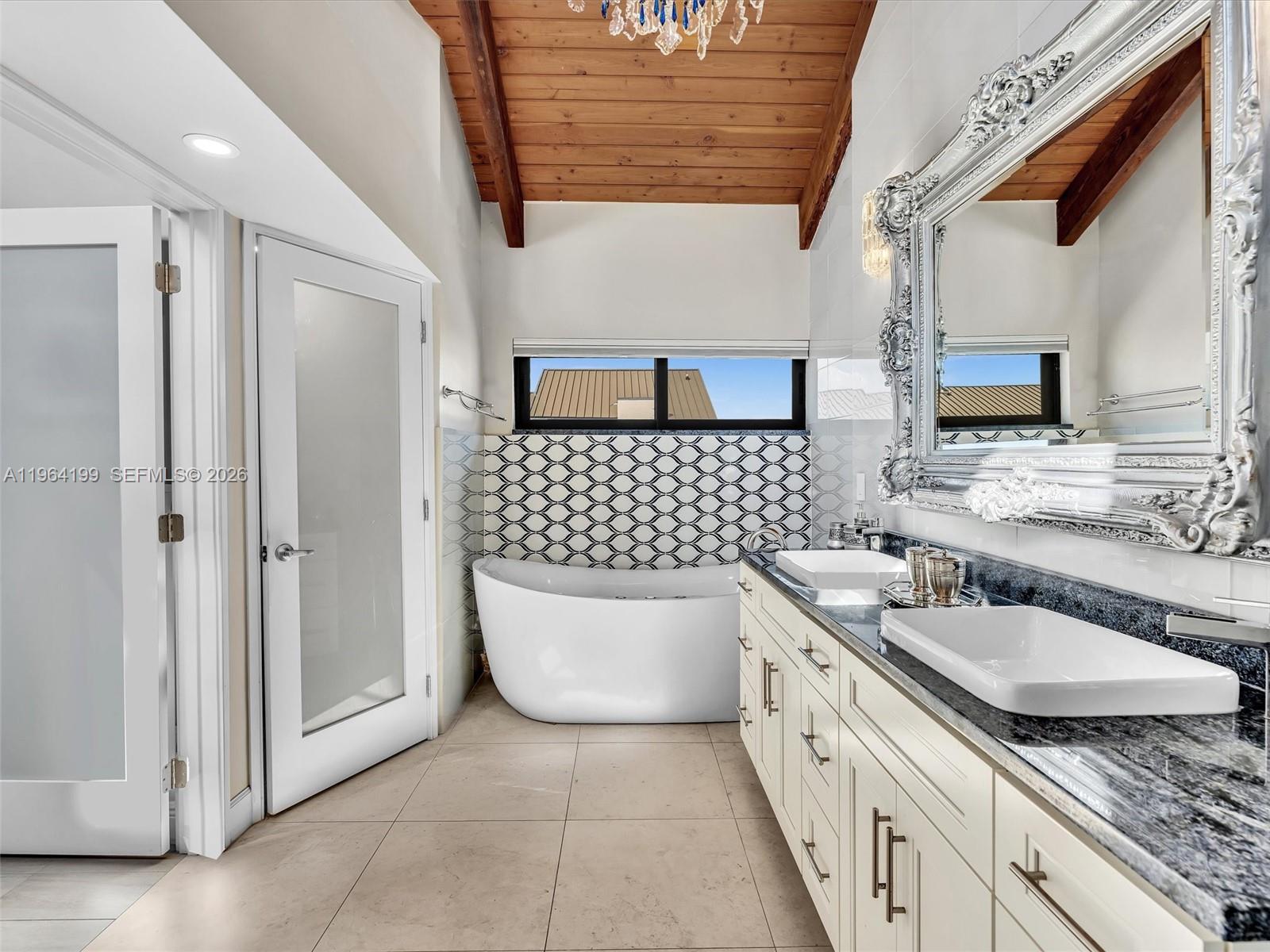 PORTSIDE YACHT CLUB - Residential