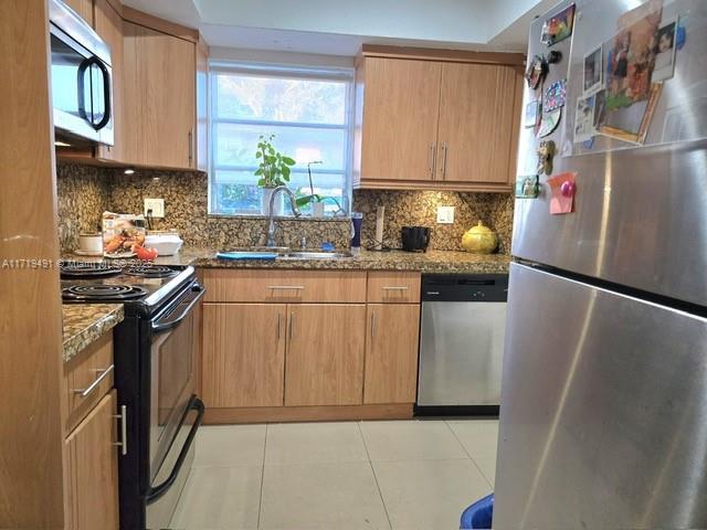 VILLAGE AT DADELAND CONDO - Residential