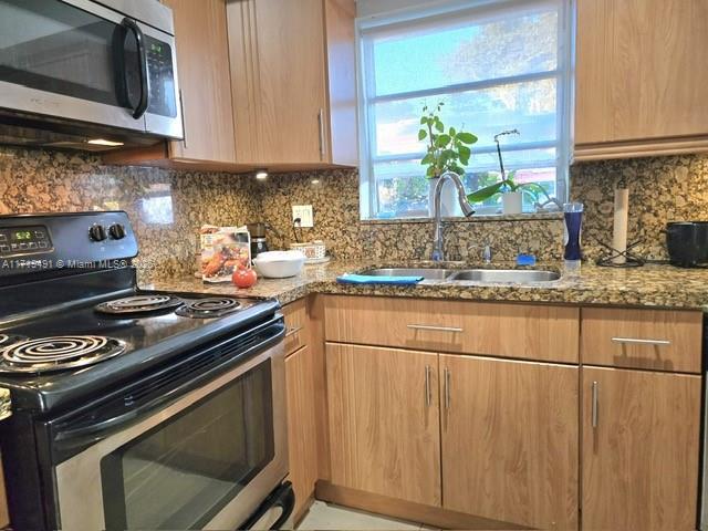 VILLAGE AT DADELAND CONDO - Residential