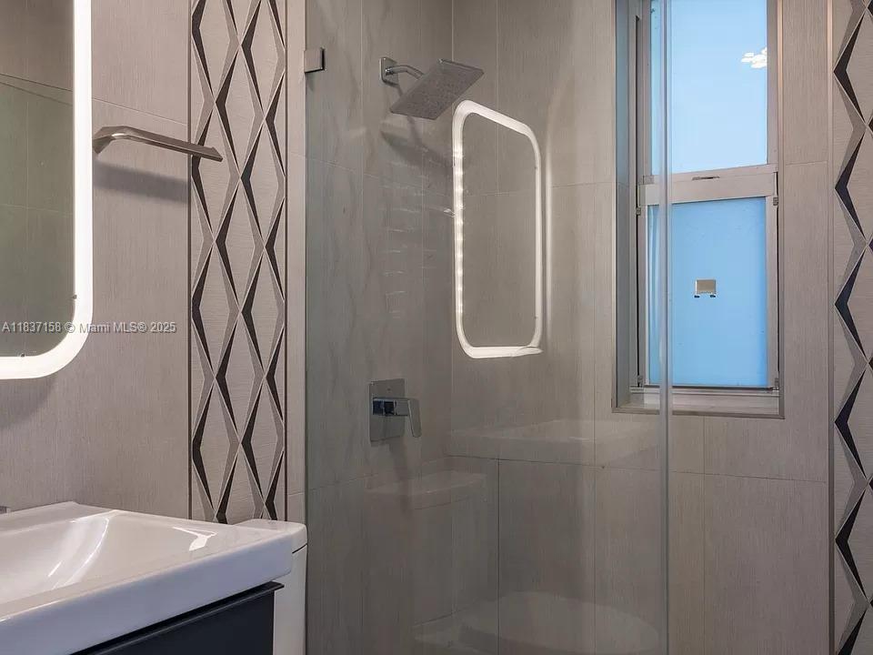 RESIDENCE 1611 CONDO - Residential