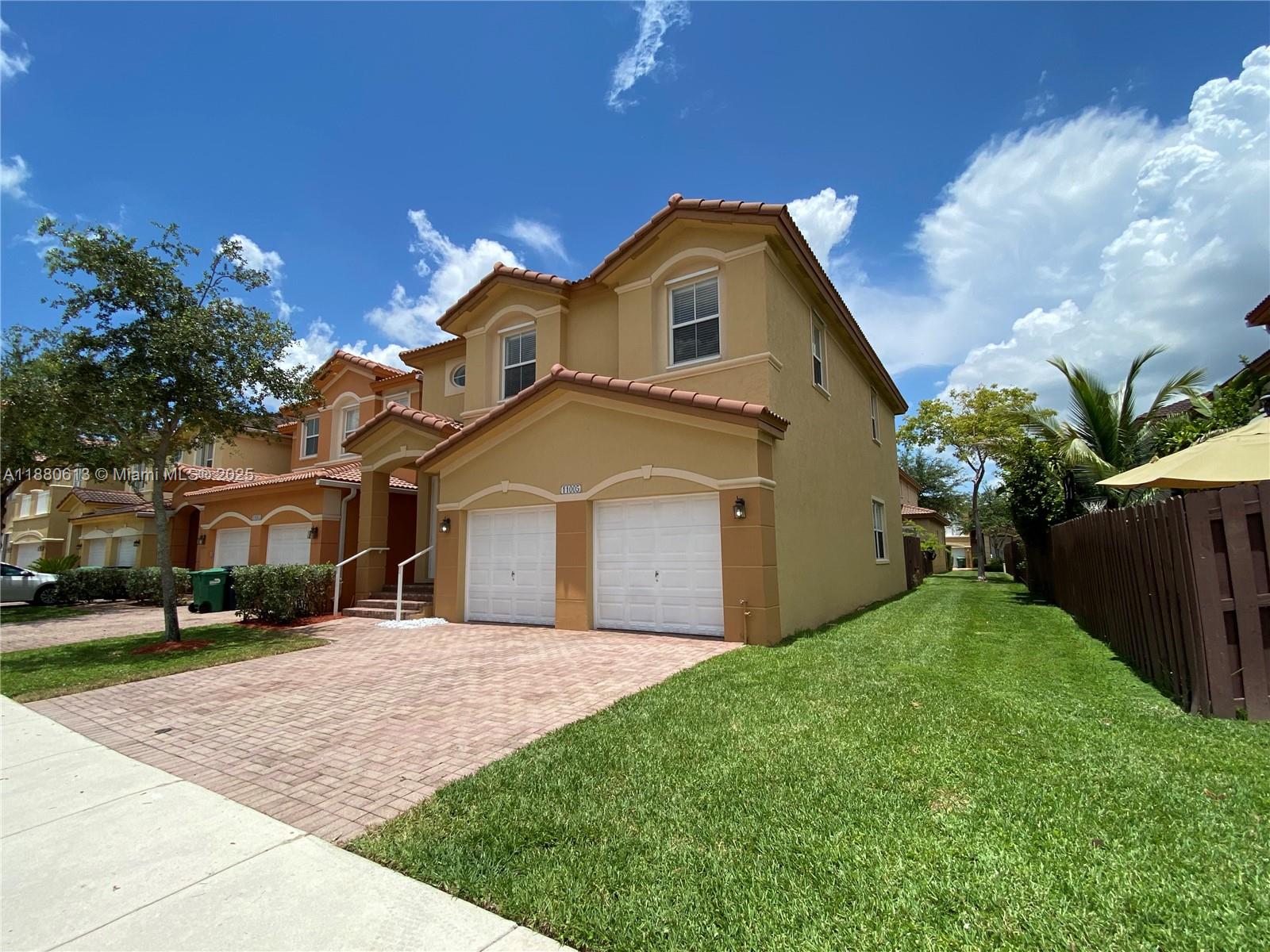 For Rent, Beautiful 4 Bedroom Corner Home in Island at Doral. Spacious and well distributed 4 bedroom, 2.5 bathroom corner house available for rent in the highly desirable community of Island at Doral. This property features a double garage, large patio, and excellent layout, perfect for comfortable living. Enjoy the convenience of being surrounded by everything you need Club House, top rated schools, parks, shopping centers, plazas, supermarkets, restaurants, pharmacies, emergency rooms, and major work hubs. With easy access to Doral’s main roads and just minutes from the Florida Turnpike, this home offers both comfort and connectivity.
Don’t miss this opportunity! Schedule your showing today and discover all that this excellent property has to offer.