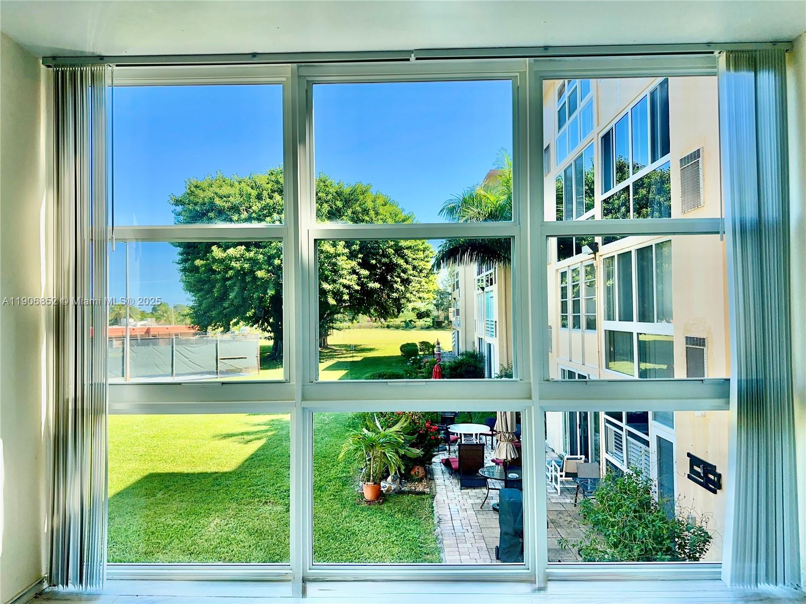 VILLAGE ROYALE GREENVIEW - Residential