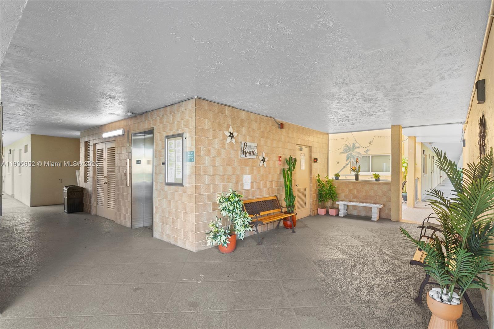 VILLAGE ROYALE GREENVIEW - Residential