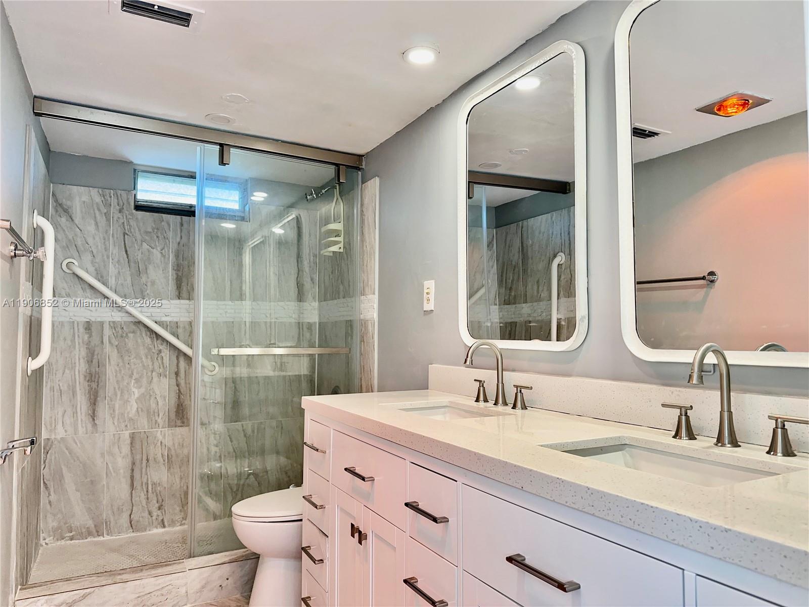 VILLAGE ROYALE GREENVIEW - Residential