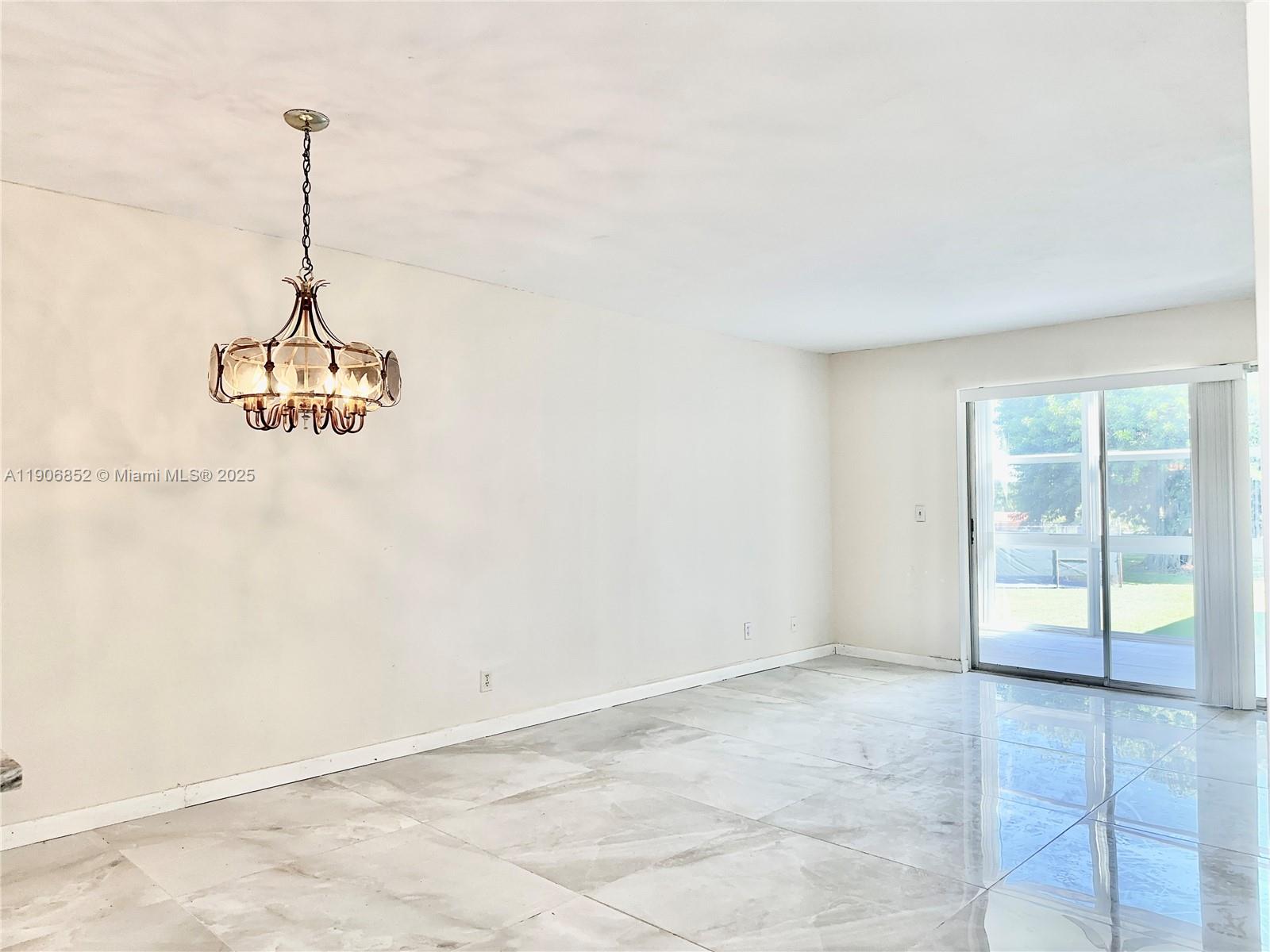 VILLAGE ROYALE GREENVIEW - Residential