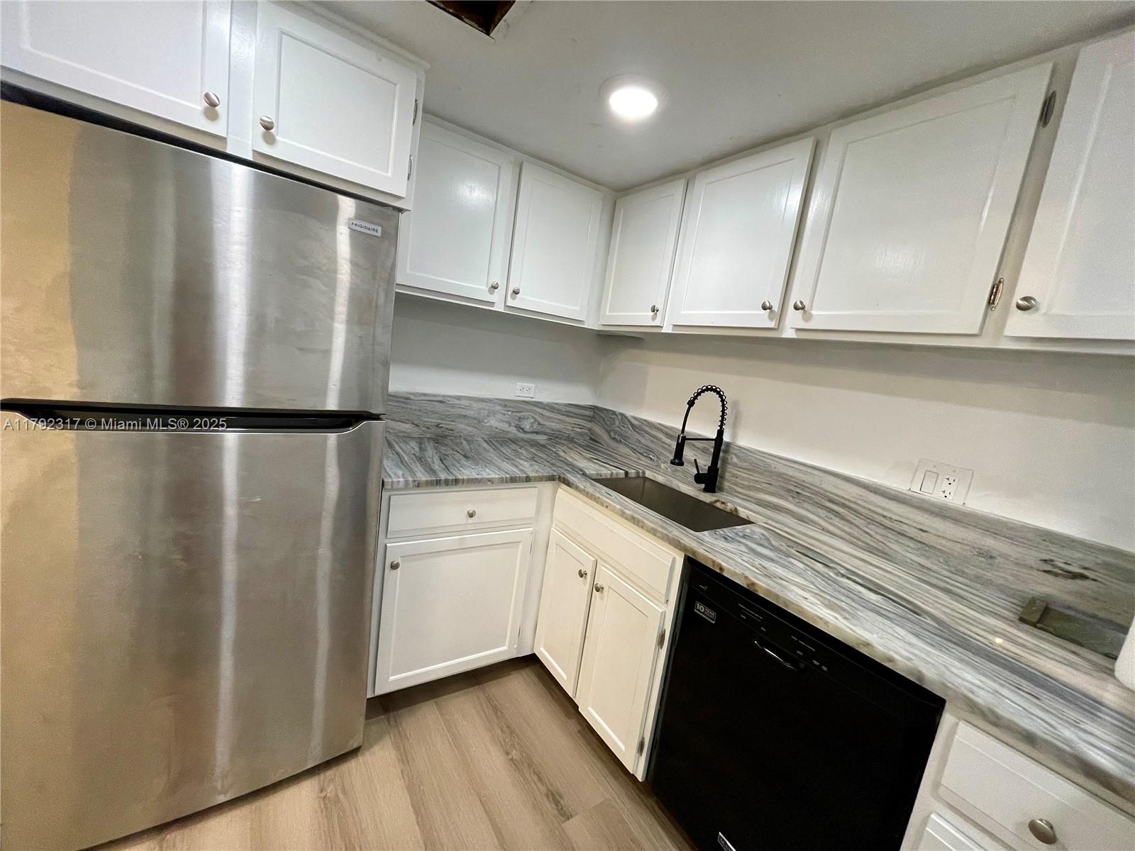 3680 Inverrary Dr 2B, Lauderhill, Miami-Dade County, Florida - 1 Bedrooms  
2 Bathrooms - 