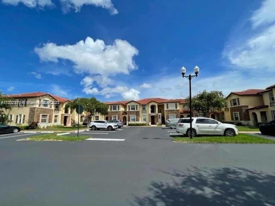 Beautiful 2 bedrooms 2.5 bathrooms townhouse, patio and washer and dryer. Located in the amazing Malibu Bay community.  Full amenities available to enjoy. Easy to see.