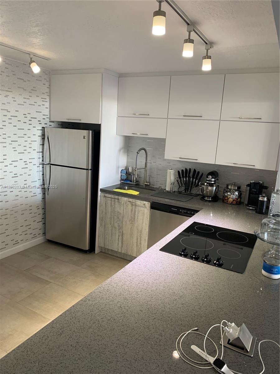 ADMIRALS PORT CONDO - WES - Residential