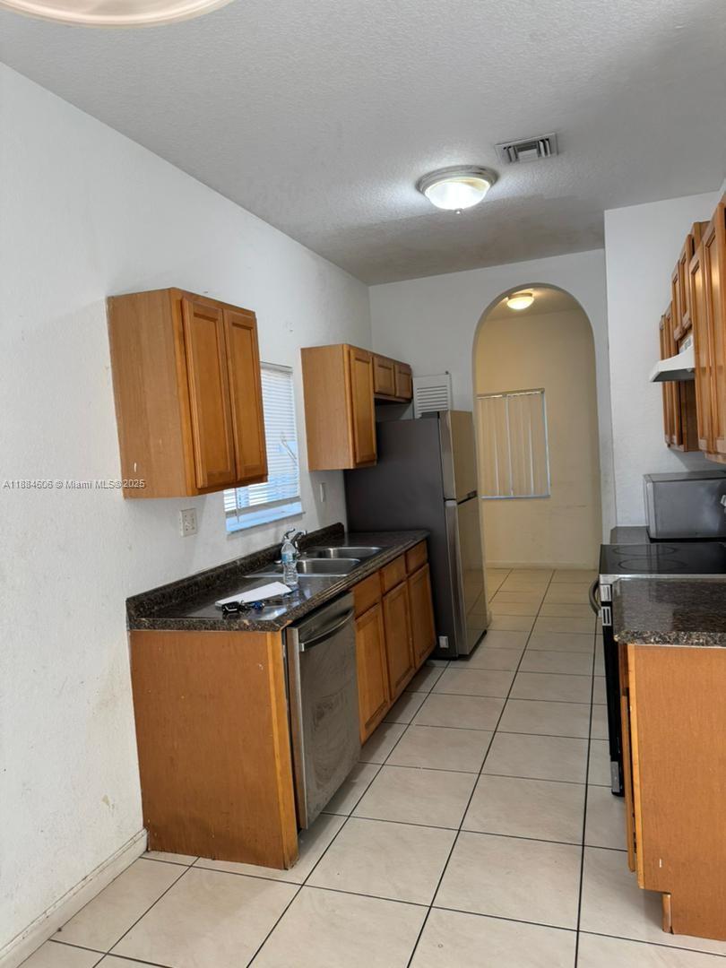 CORAL SPRINGS VILLAGE GRE - Residential Lease