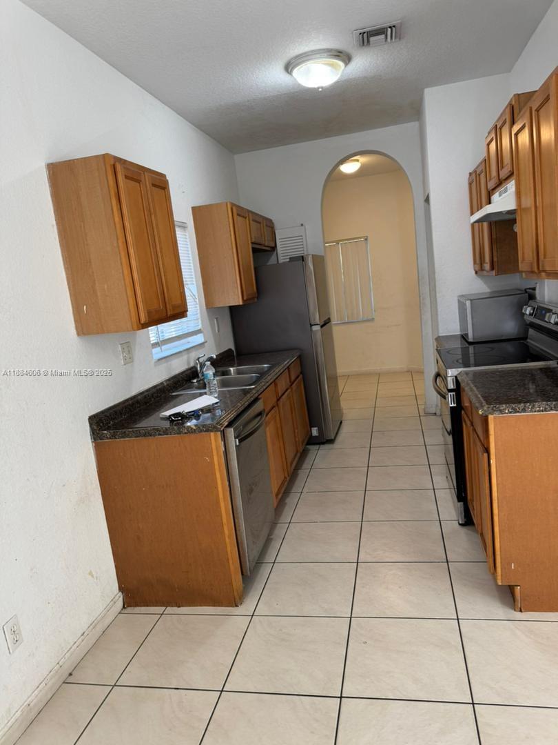 CORAL SPRINGS VILLAGE GRE - Residential Lease