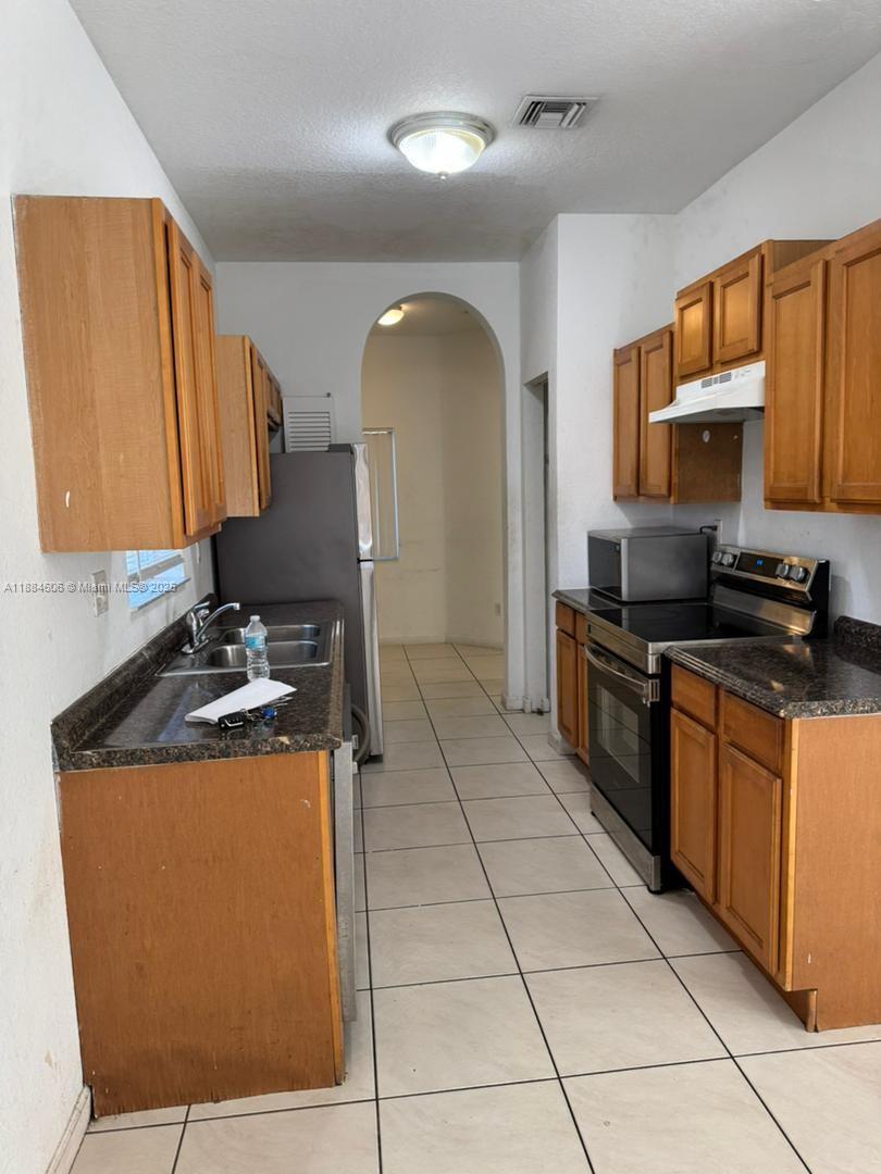 CORAL SPRINGS VILLAGE GRE - Residential Lease