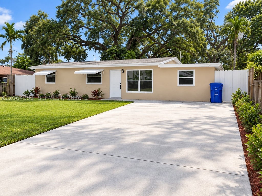 Photo of Hollywood, FL 33021 (MLS # A12064992)