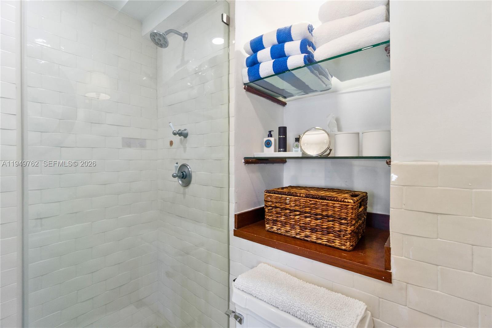 THE DECOPLAGE CONDO - Residential Lease