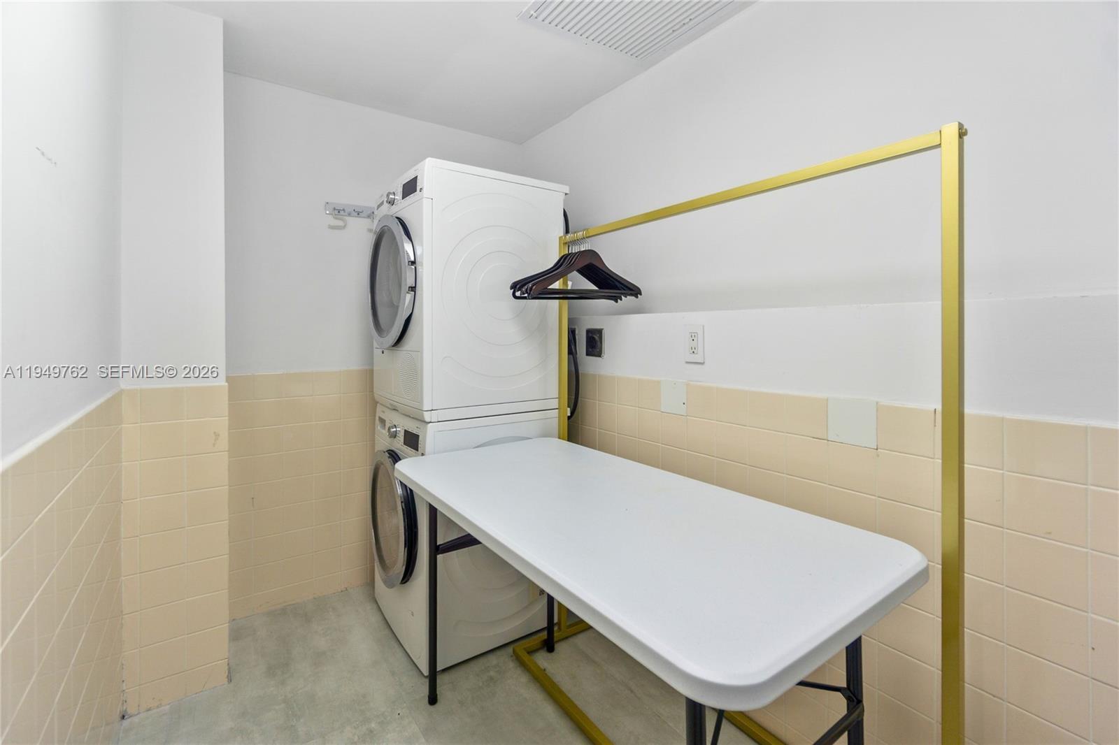 THE DECOPLAGE CONDO - Residential Lease