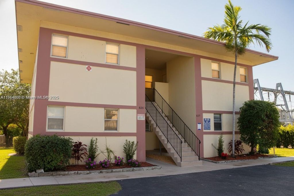 Photo of 825 SW 10th St, Hallandale Beach, FL 33009 (MLS # A11914808)