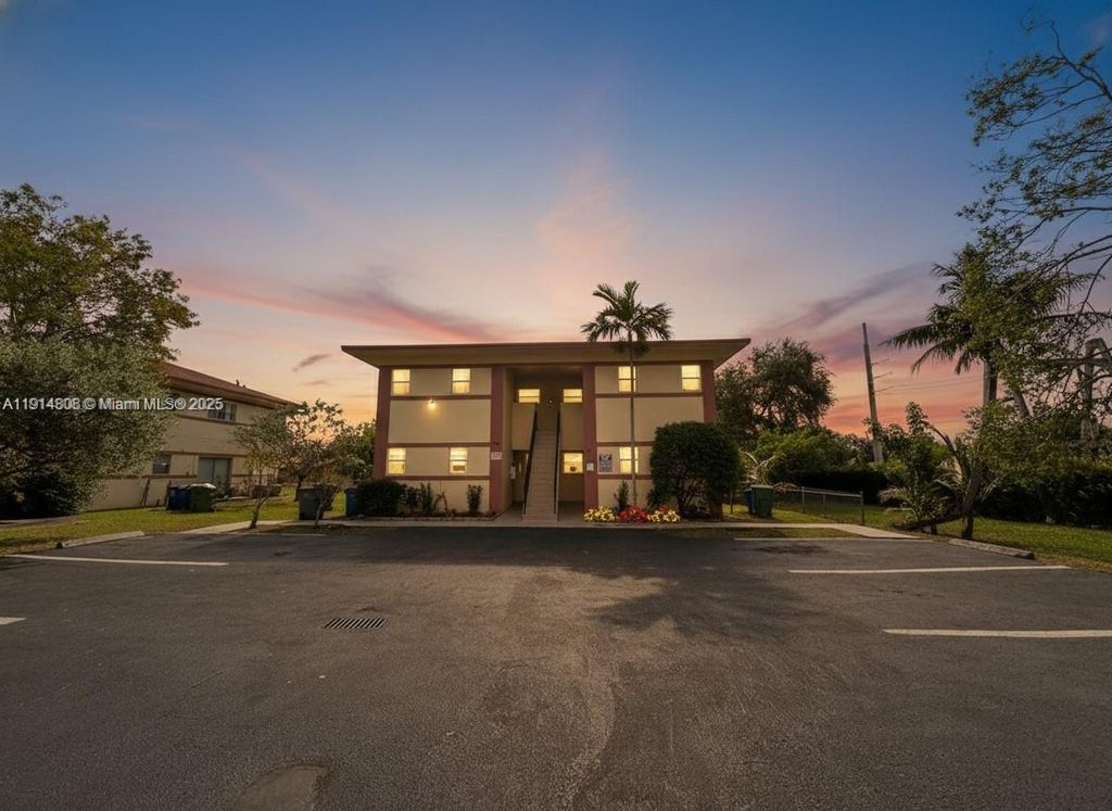 Photo of 825 SW 10th St, Hallandale Beach, FL 33009 (MLS # A11914808)