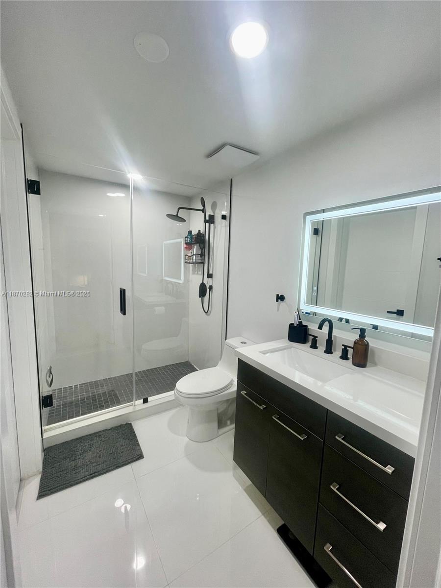 Most desired area Miami; Brickell. Excellent riverfront building located half block from Brickell City Center, Mary
Brickell, Metrorail and Metro mover, supermarkets, restaurants, bars, shops, cinema theaters. 14th floor Unit with
balcony overlooking the pool and city. This modern renovated unit has washer and dryer inside. The bedroom is
divided from the living room. On the 8th floor is a 49,000' offering a pool, gym, poolside cabanas, volcanic rock
sauna, racquetball courts, rooftop lounge, concierge services. Multiple gyms on multiple floors, Main Fitness Center,
CrossFit area, Dojo area, Boxing Area. Security, 24hr valet service, 1 assigned parking space. Multiple gyms on
multiple levels. Available October 1