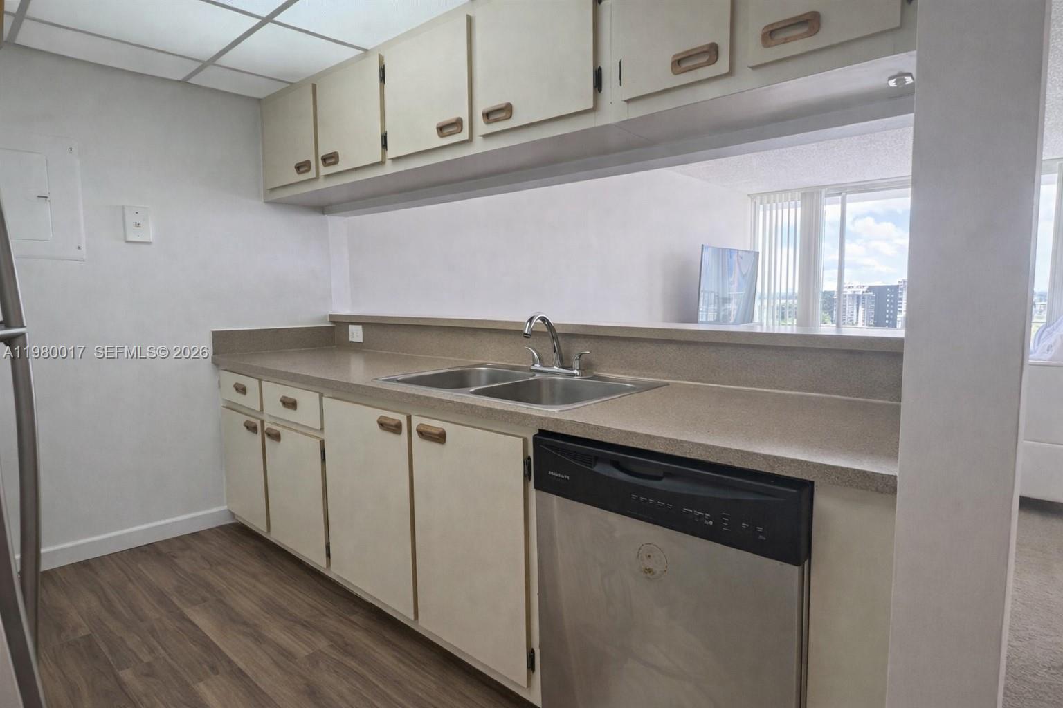 THE GRANDVIEW PALACE COND - Residential Lease