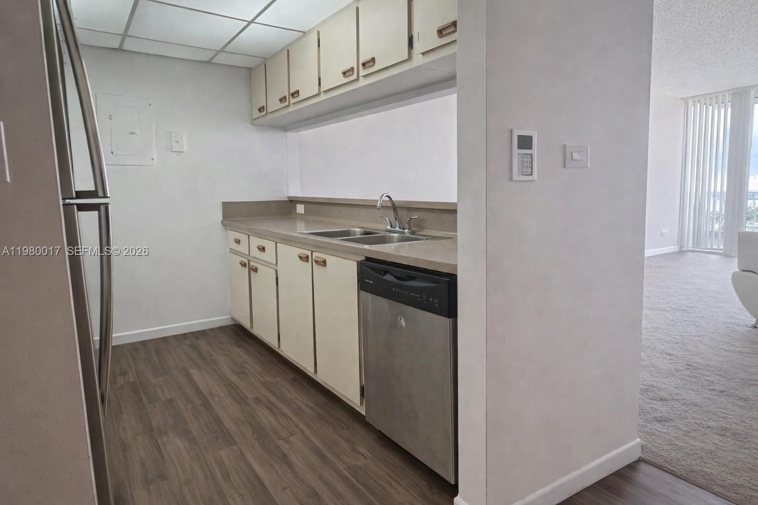 THE GRANDVIEW PALACE COND - Residential Lease