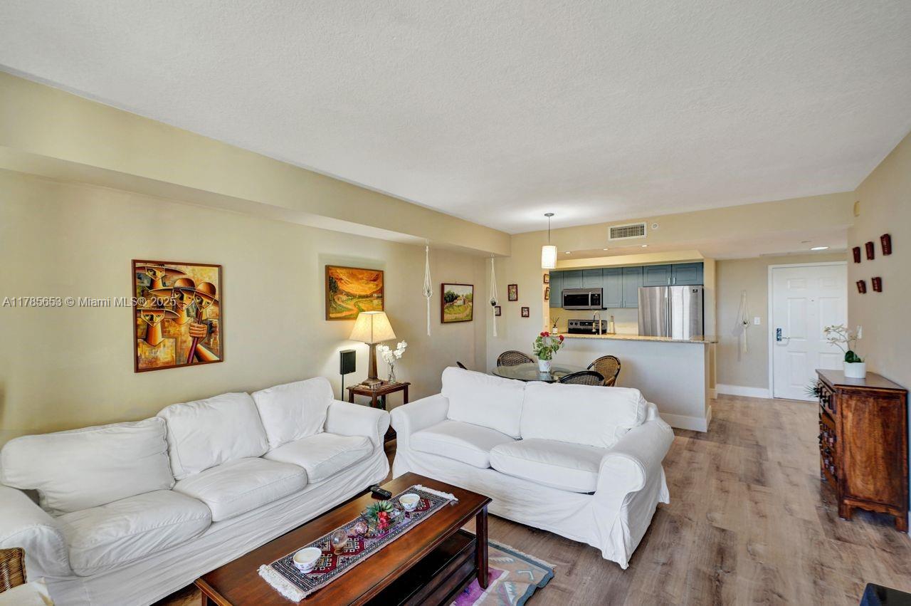 19501 W Country Club Dr 402