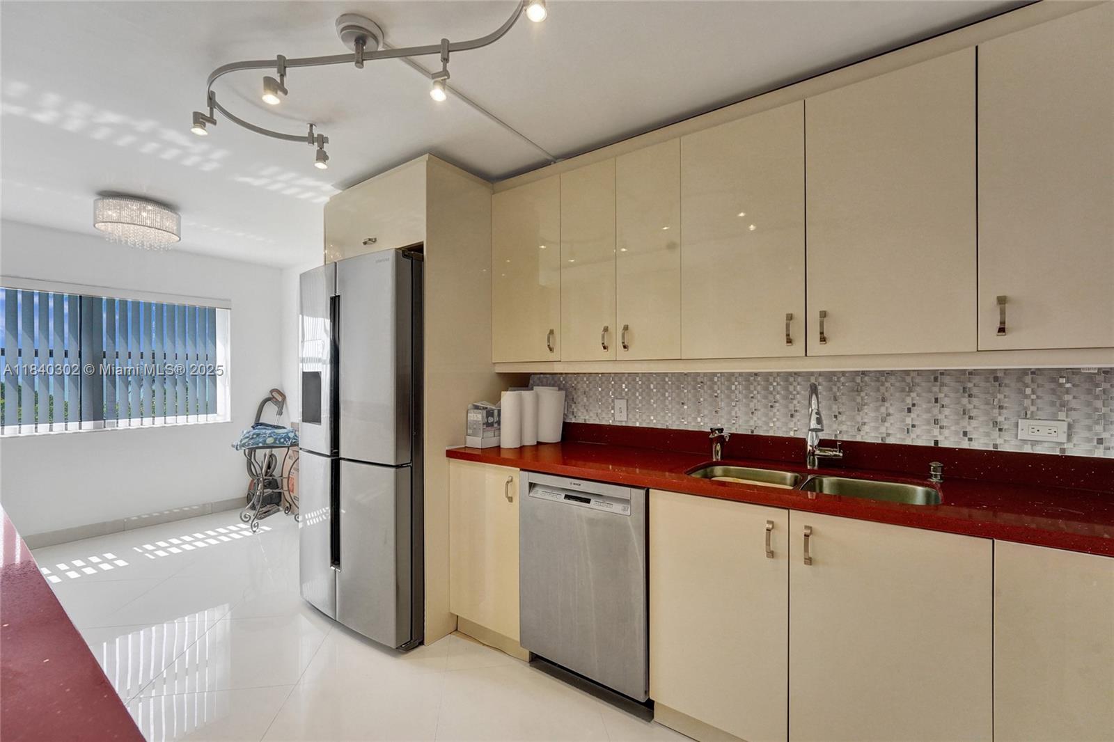 SUMMIT CONDO - Residential