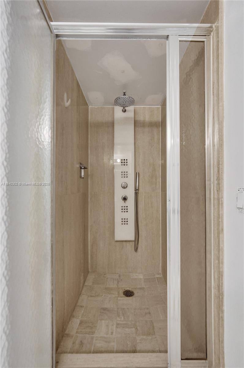 SUMMIT CONDO - Residential