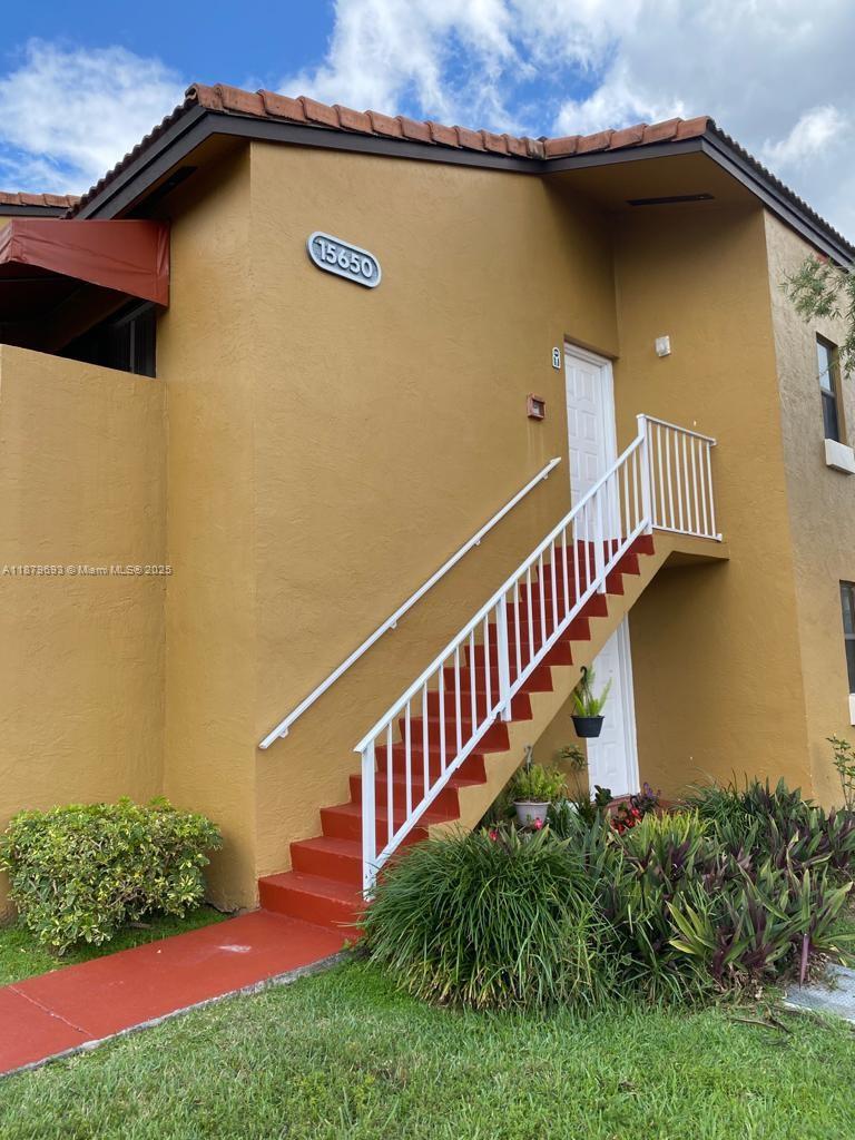 Cozy and bright 1-bedroom, 1-bath condo located in the gated community The Courts at Kendall. This second-floor unit features tile floors throughout, an in-unit washer and dryer, and a private balcony to enjoy the outdoors. Assigned parking included.
Community amenities include a pool, fitness center, tennis courts, clubhouse, and 24/7 security. Conveniently located near shopping centers, supermarkets, schools, parks, and public transportation.
Move-in ready — perfect for those seeking comfort, security, and an excellent location in Kendall.