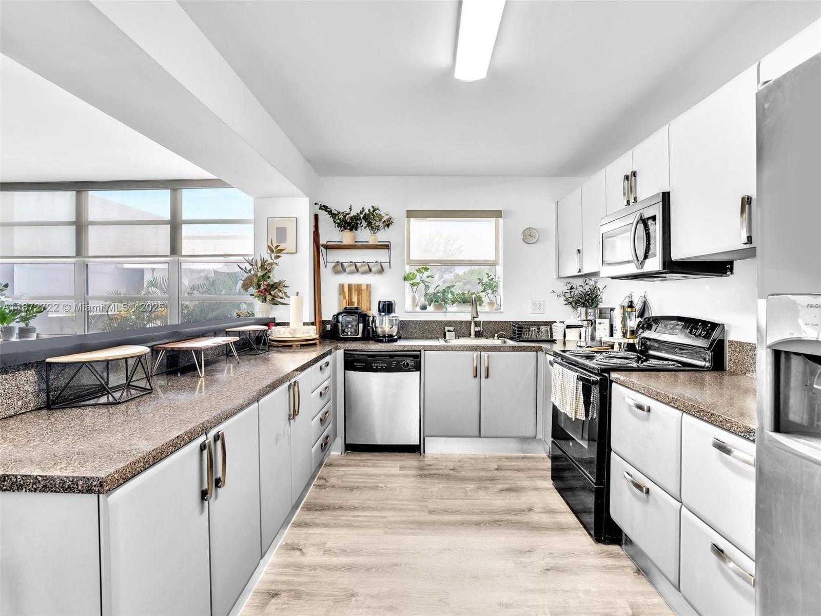 COMMODORE PLAZA CONDO - Residential