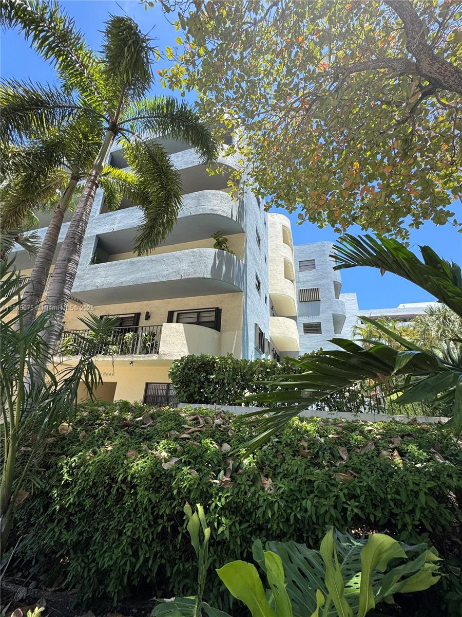 Spacious and bright 2 Bed/ 2 Bath Apartment located on the iconic Lincoln Road. Property offers, Assign parking,
Security entry, Laundry facilities and Elevator next to the Unit , private pool. Enjoy the best of Miami Beach living, steps away from shopping, dinning and the beach.
Two large bedrooms with ample closet space, two full bathrooms, Open living and Dinning ara, Private Balcony with city views, ceramic tile flooring freshly painted.