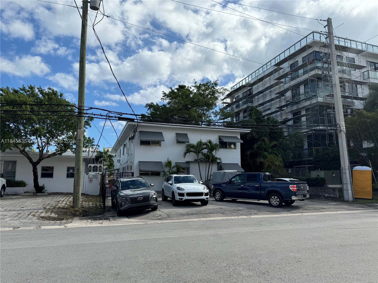 GREAT LOCATION!!! Waterfront studio apartment, just 1/2 block off vibrant Las Olas Blvd! This charming unit
includes on-site coin laundry and 1 dedicated parking space. Enjoy the convenience of being less than 5 minutes
from the beach and only 2 minutes from Las Olas, surrounded by world-class shopping, dining, and entertainment.
Live near the best beaches, restaurants, and everything Fort Lauderdale has to offer. Don't miss out on this
amazing opportunity to live in the heart of it all! Ready for immediate move-in!