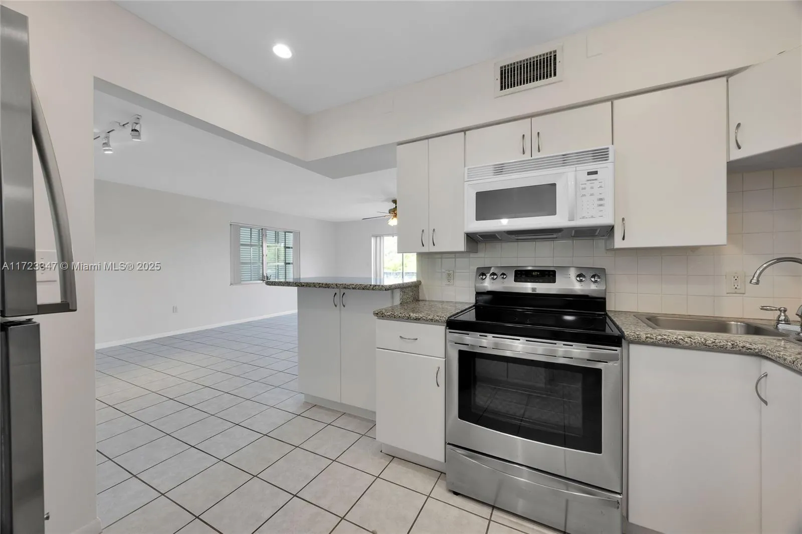 Coral Gables, Florida 33146, United States, 2 Bedrooms Bedrooms, ,2 BathroomsBathrooms,Residential,Pending,19554