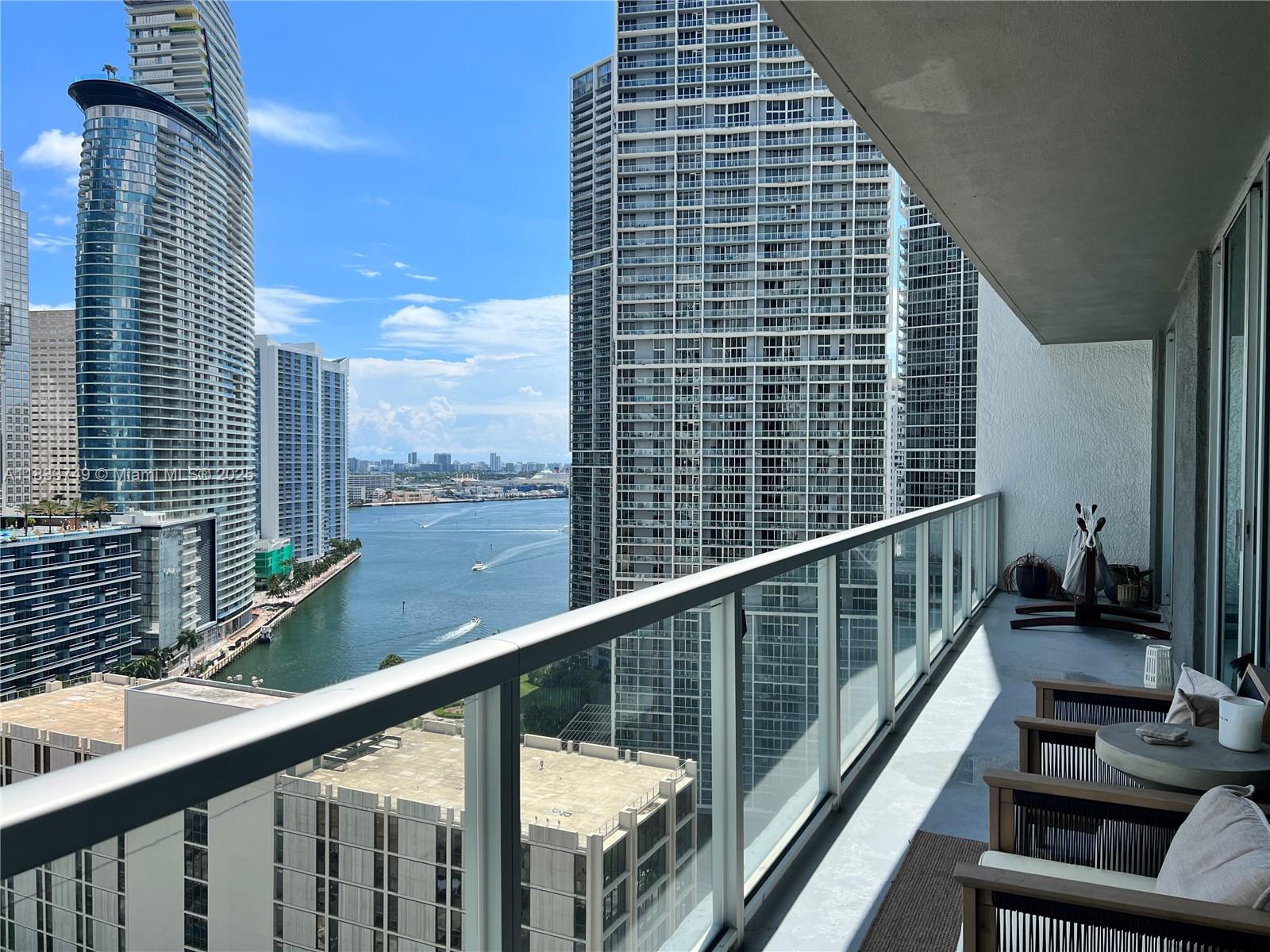 Bright and very spacious 2-Bed / 2-Bath unit at 500 Brickell. Great amenities at the building including 2 lounge rooms, fully equipped gym and roof top pool with incredible views and sun deck. Best location, just steps from Brickell City Center. Unfurnished and ready to move in on August 1.