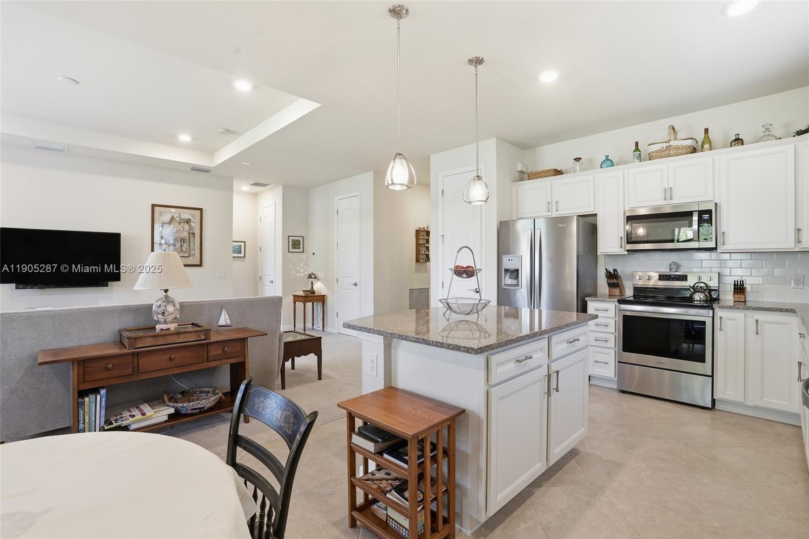 HAMPTON LAKES - Residential